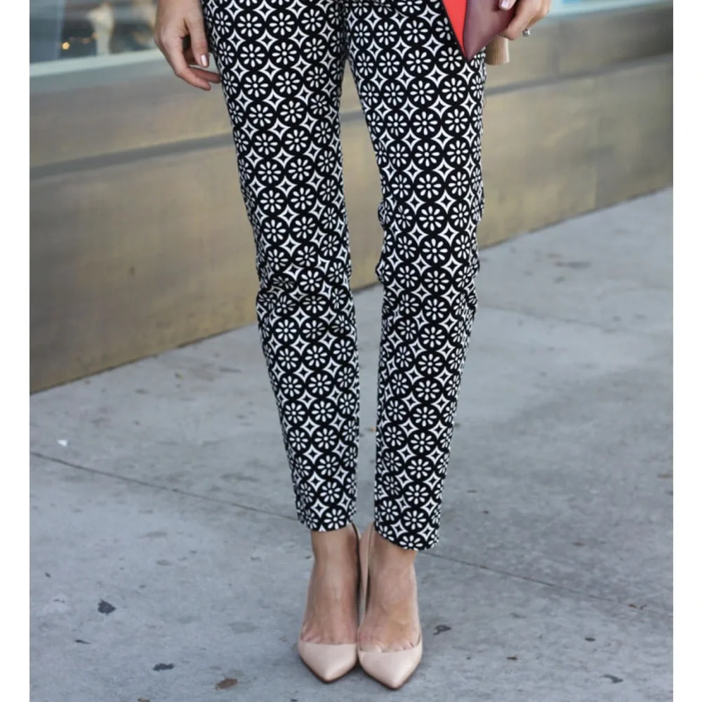 Old Navy Diva Stretch Floral Black & White Pants Ankle Cropped Size 4